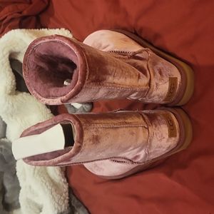 Never worn classic short Ugg boots